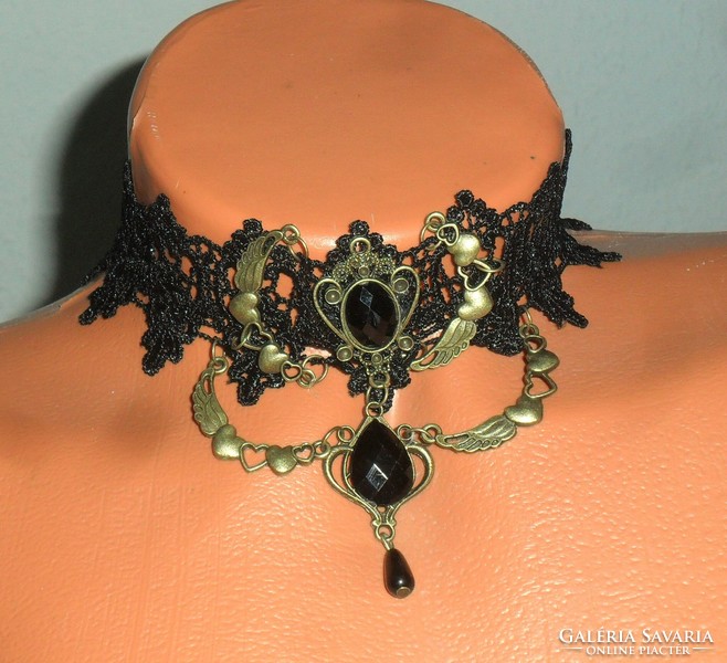 Gótikus stílusú nyakék fekete csipkéből ,antik hatású bronzos medállal ,üvegcseppel, .Állítható.