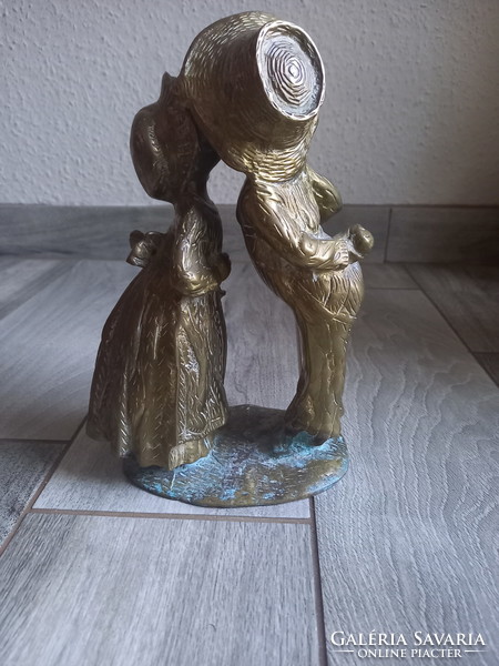 Mesés nehéz régi réz szobor: szerelmes gyerekek (24x16x9,8 cm)