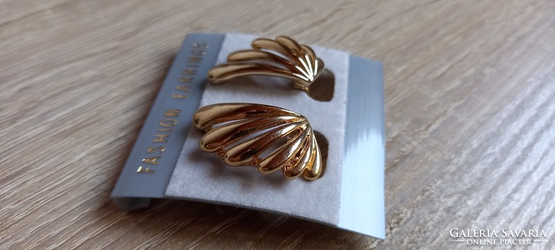 Retro gold-plated fan-shaped earrings, clip