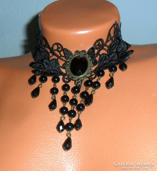 Gothic style collar made of blue black lace, with an antique effect pendant, glass drop, pearls. Adjustable.