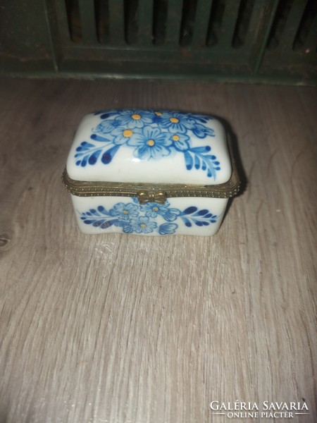 Bizsu csomag, igen szép darabokkal, antik kulccsal, stb.+ egy szép ékszeres doboz (második kép)