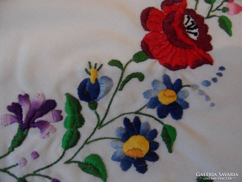Hand embroidered tablecloth from Kalocsa (diameter 54 cm)