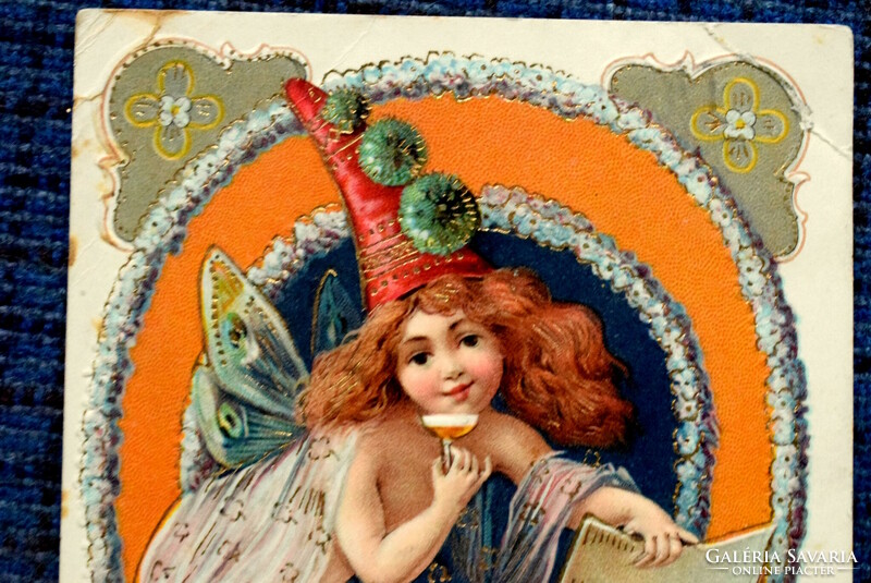 Antik dombornyomott Újévi litho üdvözlő képeslap - pezsgőző bohócsipkás tündérke naptárral 1904ből