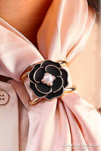 Scarf and shawl ring black flower 30