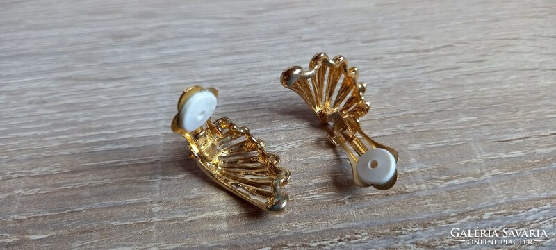 Retro gold-plated fan-shaped earrings, clip