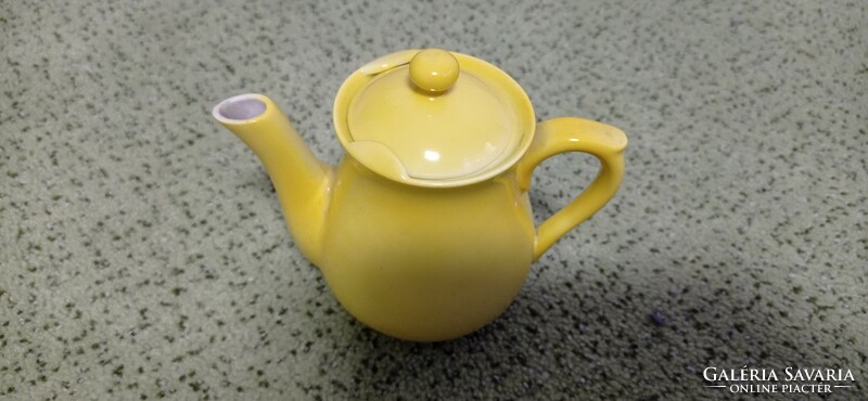2 Zsolnay csésze, pajzsos, sárga teás csésze + kiöntő.