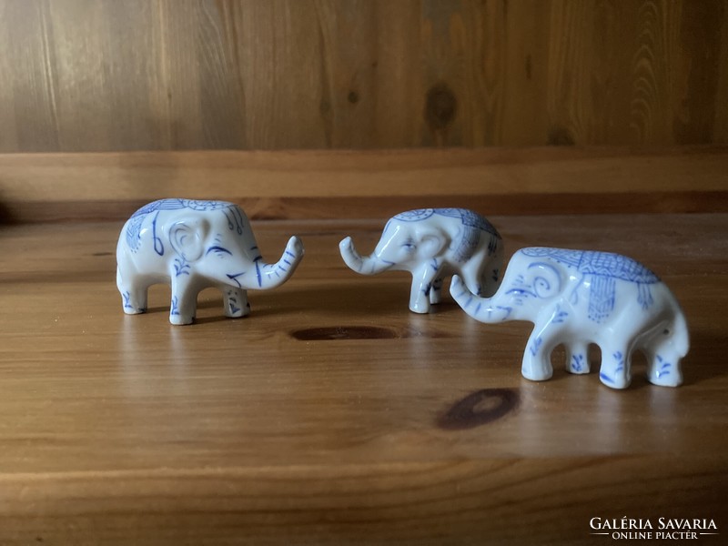 Kisméretű porcelán elefánt család