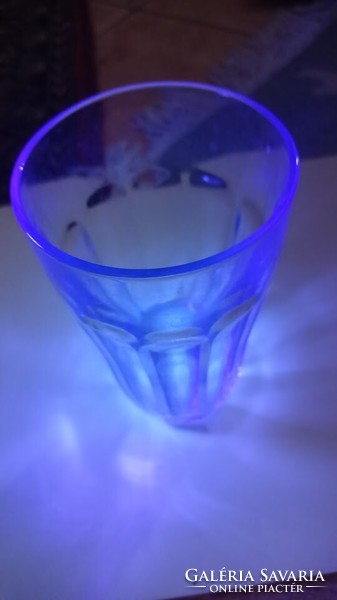 Vintage pohár,  kék fényben világítós üveg régiség