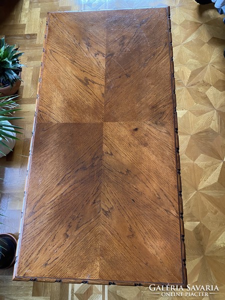 Colonial coffee table in good condition