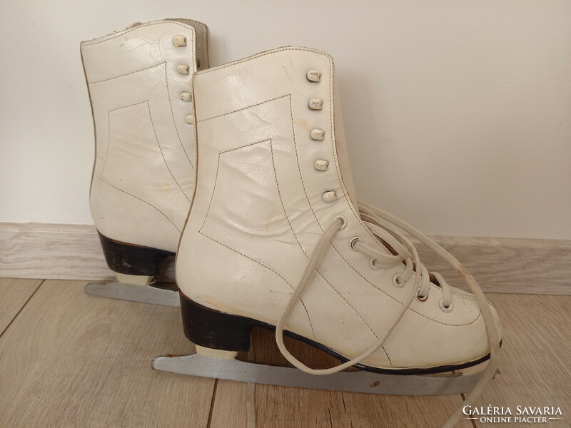 White retro leather women's skate shoes with skates, size 35-36 for sale
