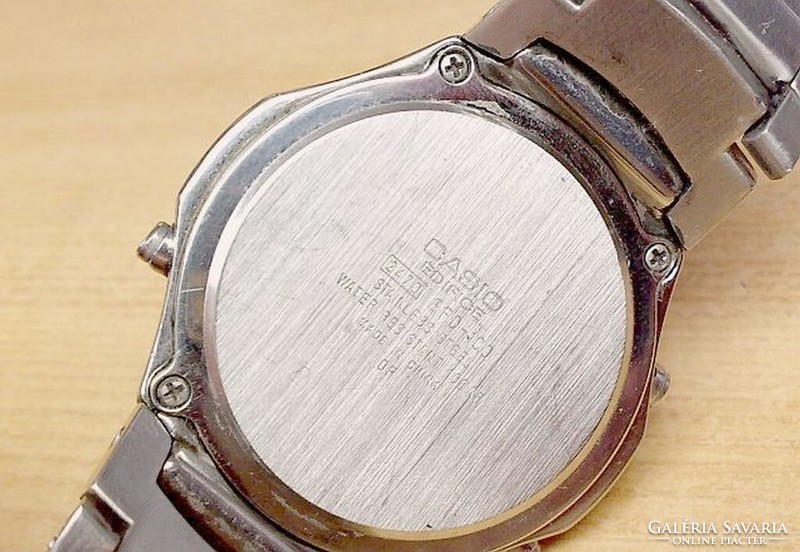 Casio edifice quartz efd-100. Wrist watch with a full circular digital display, metal casing, waterproof