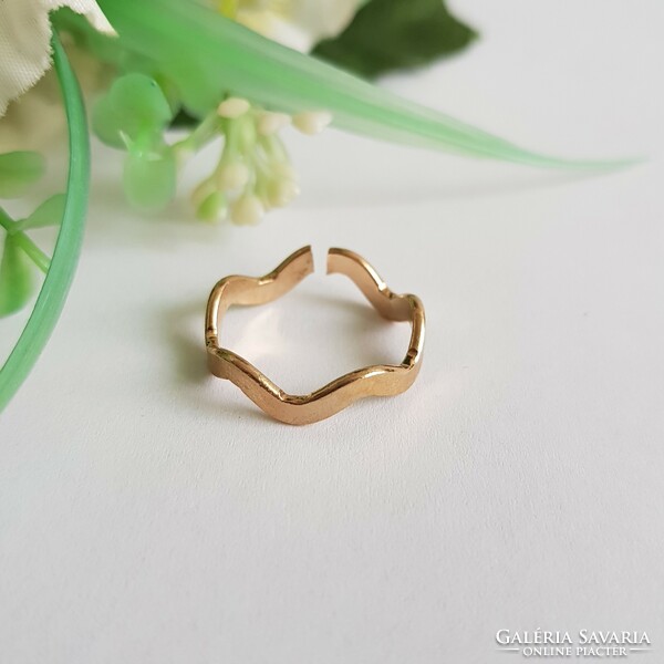 New, adjustable size wavy ring