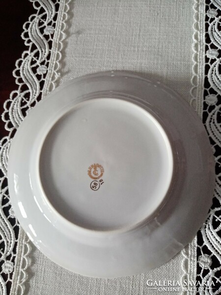 Csehszlovák arany-  és dombormintás fehér  porcelán   süteményes tányér - 19,5 cm
