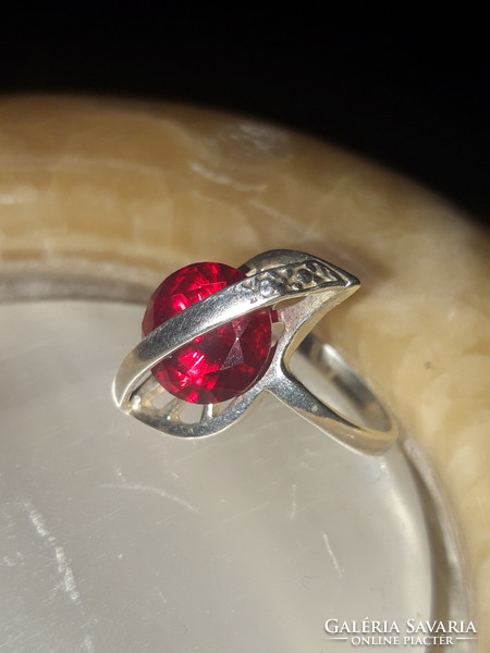 Hungarian silver ring, rotating, with a 4 carat ruby stone - size 54