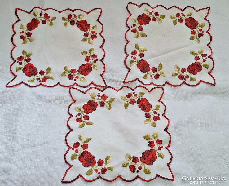 3 Pieces of embroidered floral needlework, tablecloth under porcelain or decorative object 25 x 25 cm.