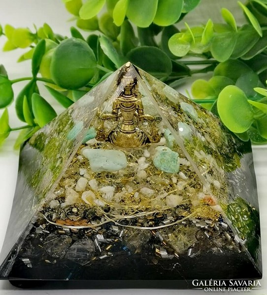 Derülátás, félelem,depresszió ellen, védi a szívetSungit-Orgonit szerencse piramis- ledes lámpa-bron