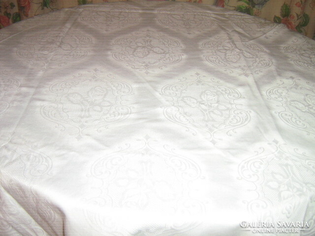 Beautiful white damask duvet cover with a baroque rose pattern