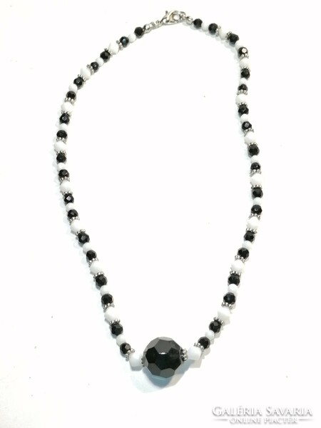 Black and white crystal necklace (1127)
