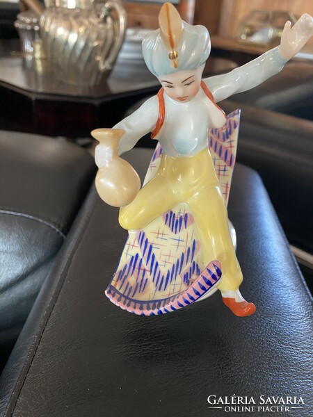 Aladdin és a repülőszőnyeg porcelán figura