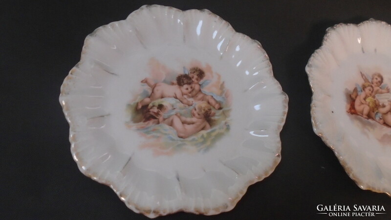 Szép régi puttós porcelán tányér párban