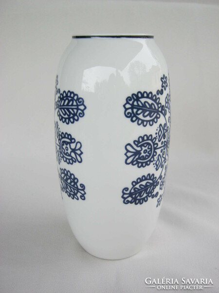 Hollóházi porcelán váza kék mintával díszített