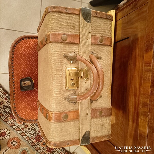 Antik utazó bőrönd