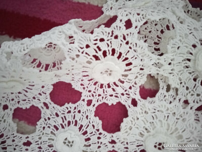 Are you a 65 cm x 75 cm tablecloth? Hand crocheted