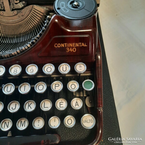 Antik bordó-arany színű CONTINENTAL 340 írógép eredeti dobozzal, tisztítókefével
