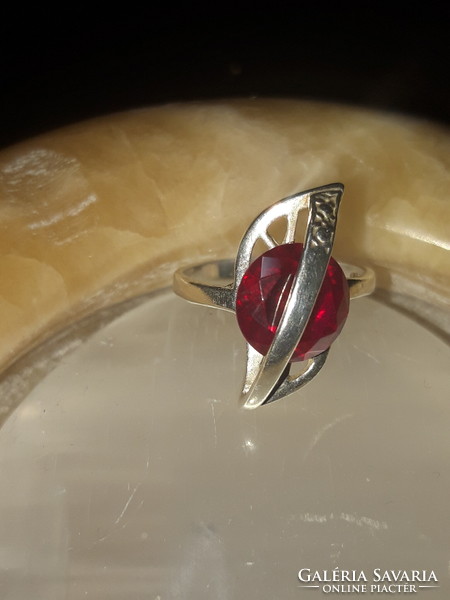 Hungarian silver ring, rotating, with a 4 carat ruby stone - size 54