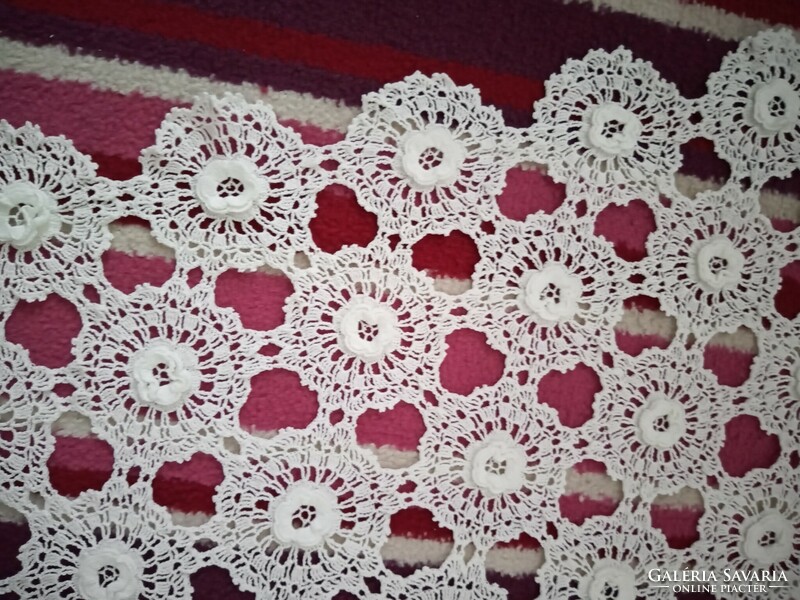 Are you a 65 cm x 75 cm tablecloth? Hand crocheted