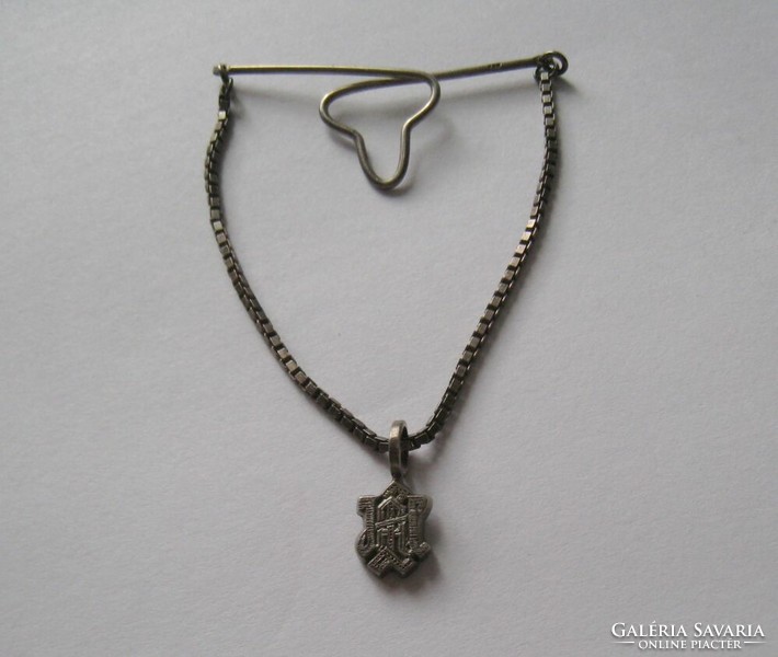 Antik ezüst öltözék dísz, gótbetűs medállal
