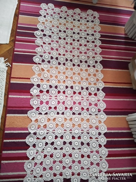 Are you a 65 cm x 190 cm tablecloth? Hand crocheted