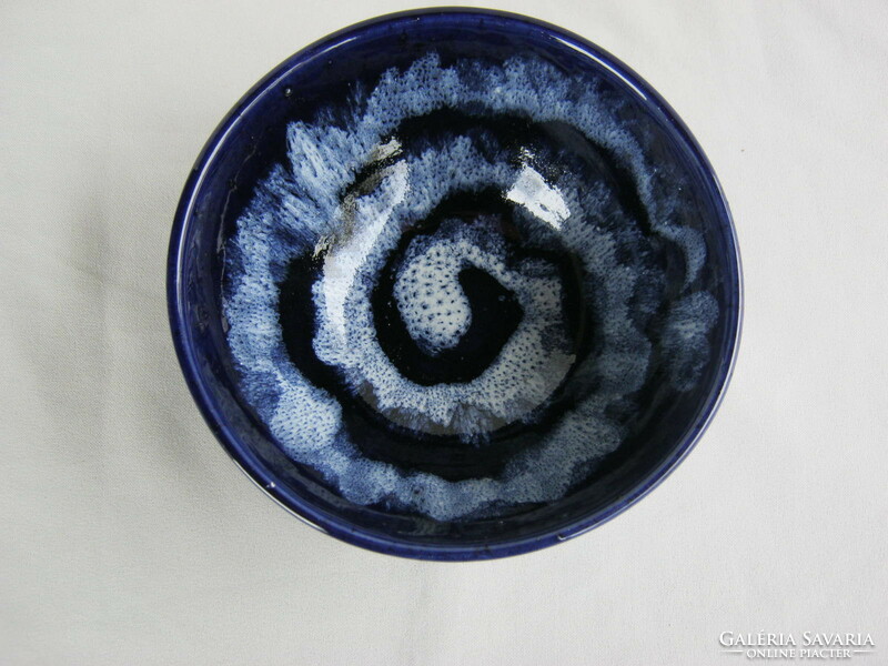 Bodrogkeresztúri kerámia tál kék spirál mitával