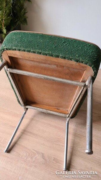 Retro chair with metal legs