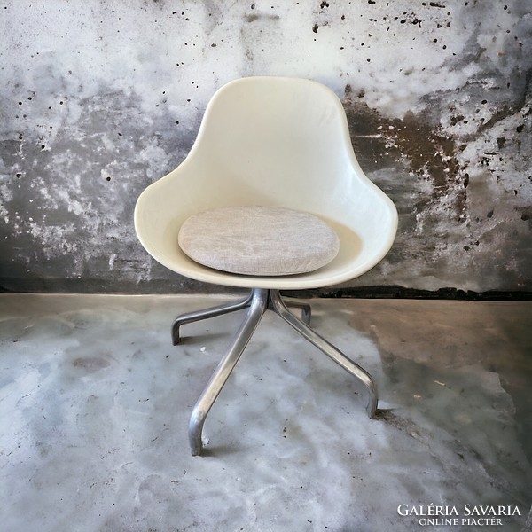 Retro space age design chair, swivel chair