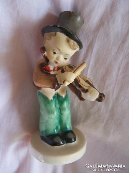 The little violinist. Colorfully painted porcelain faience, 12.8 cm, nice piece in good condition for its age.
