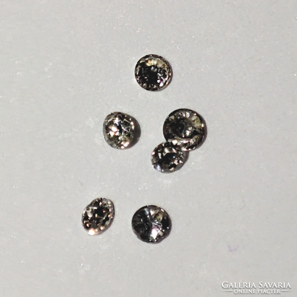 Természetes gyémánt - 0,004 ct, 1 mm, J-K, SI, briliáns csiszolású, nem kezelt