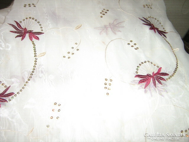 Floral curtain embroidered with burgundy and gold in a beautiful material