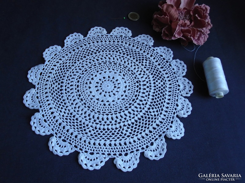 28 cm diam. Crocheted cotton tablecloth, centerpiece.
