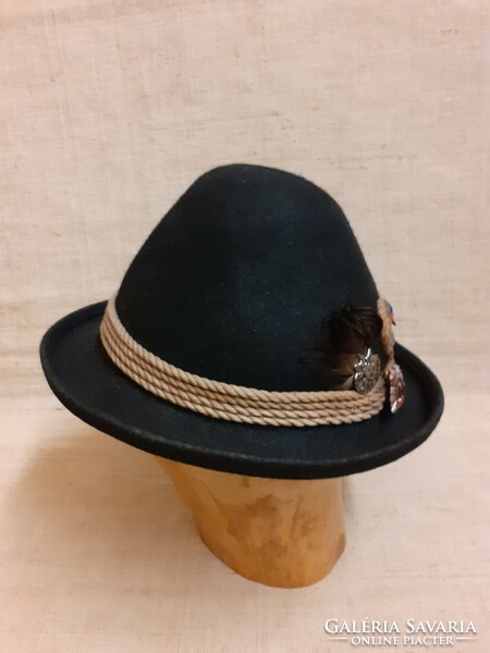 Hunting hat in preserved condition with badges and hunting relics
