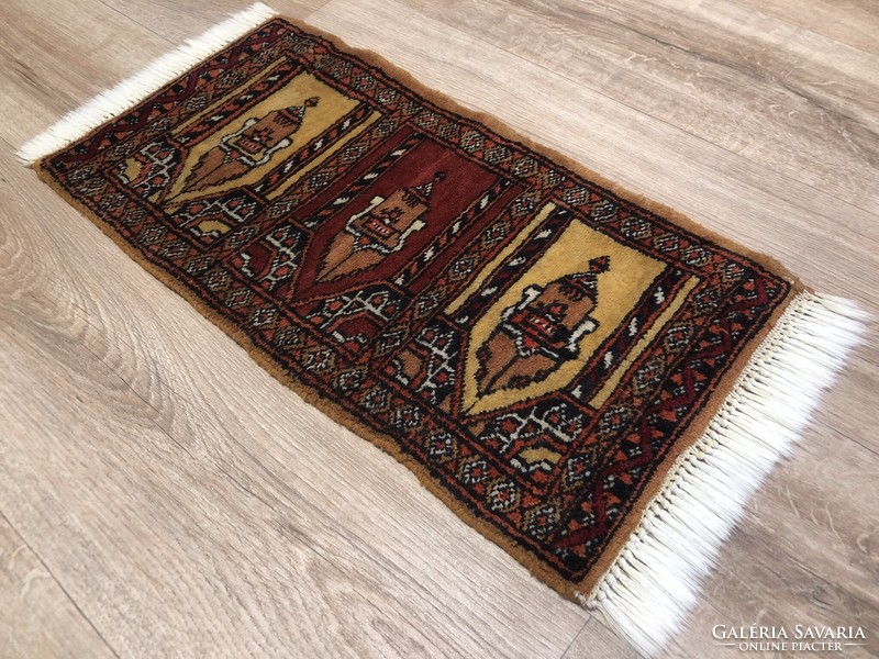 Pakistani hand-knotted woolen Persian rug, 31 x 71 cm