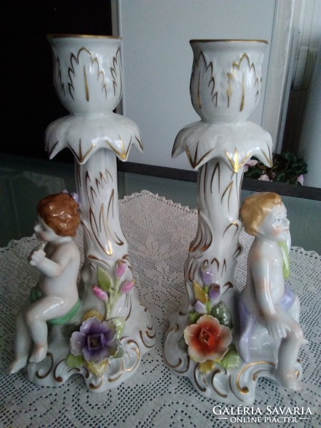 Barokk porcelán puttós gyertyatartók gyönyörű virágdíszítéssel kézi munkával, együtt.