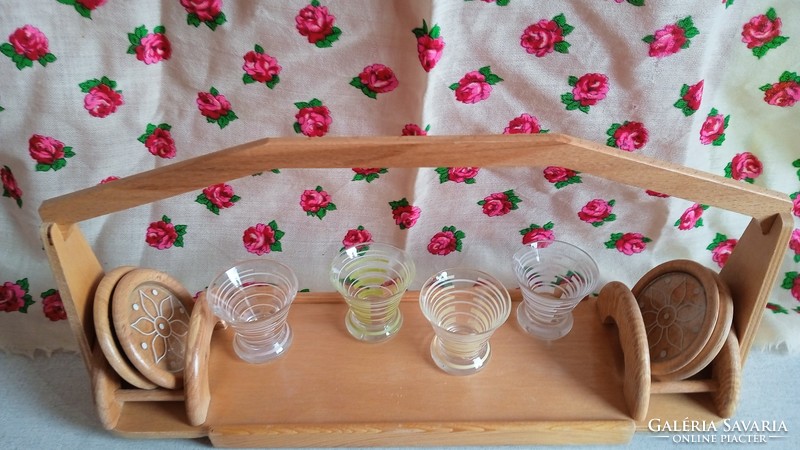 4 liqueur glasses with 4 coasters in a wooden crate