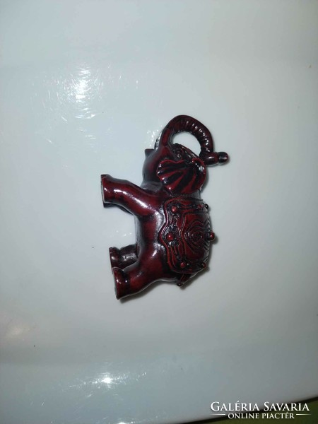 Vörös gyantából készült elefánt szobor.