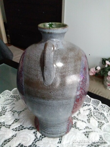 Retro iparművészeti kerámia váza gyönyörű lilás árnyalatban eredeti fenék címkével, jelzéssel.