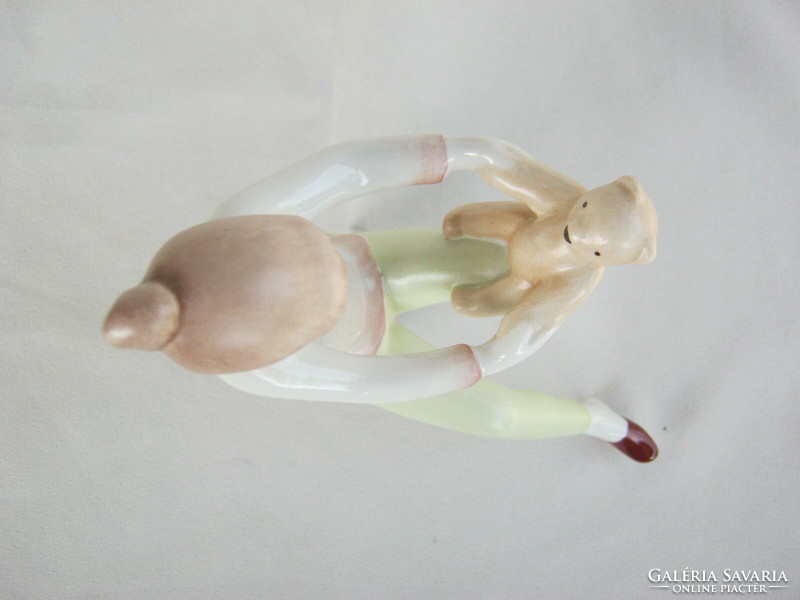 Aquincumi porcelán kislány macival