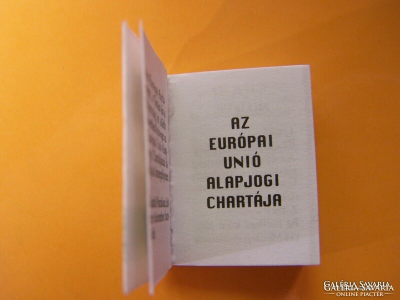 Minikönyv! Méretei: 2,5 cm x 3,0 cm 88 oldal  Alapjogaim az Európai Unióban