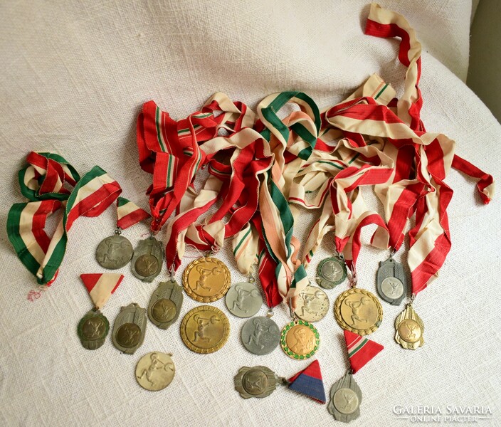 Súlyemelő érem , kitüntetés , díj , nemzeti szín szalag , magyar  60-as 70-es évek 18 darab