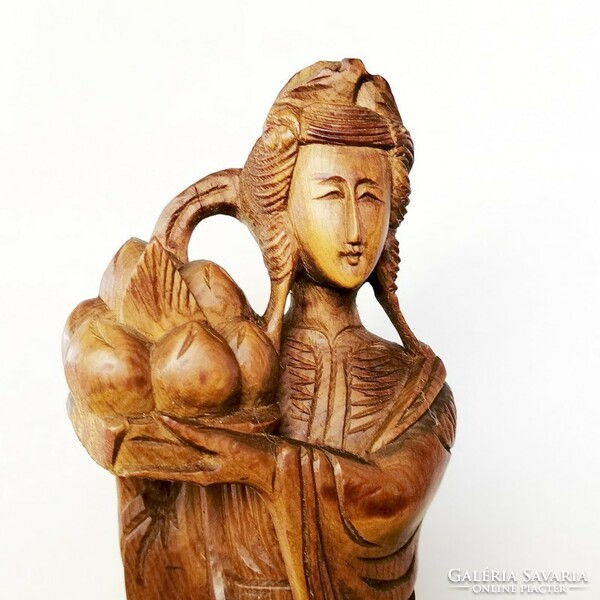 Rózsafa gésa gyümölcstállal, Japán népi kézműves faragott szobor