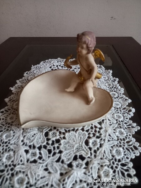 Heart-shaped angelic ring holder